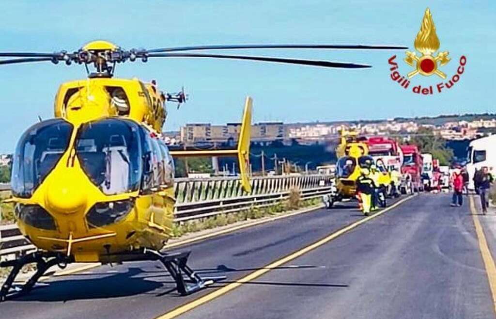 Scontro frontale nel siracusano, tre morti e otto feriti