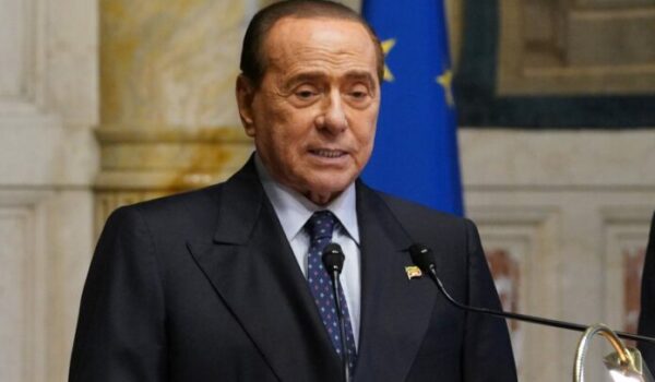 Berlusconi rinuncia alla candidatura al Colle “Draghi resti premier”